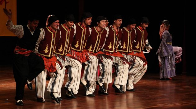 Devlet Halk Dansları Topluluğundan muhteşem gösteri