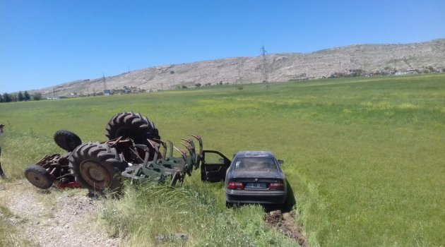 Diyarbakır'da otomobil traktöre çarptı: 3 yaralı