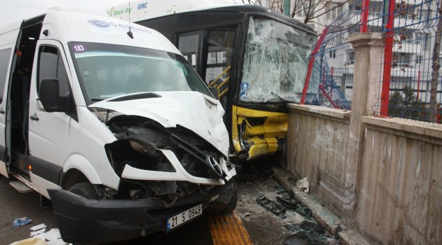 Diyarbakır'da servis minibüsü ile halk otobüsü çarpıştı: 13 yaralı