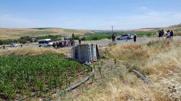 Diyarbakır'da tarım işçilerini taşıyan kamyonet devrildi: 35 yaralı