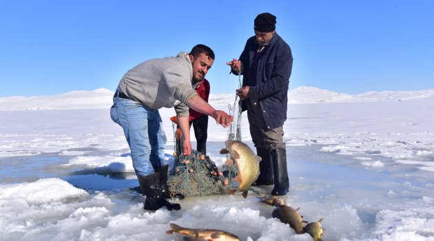 Donan gölde Eskimo usulü balık avı