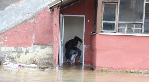 Düzce'de heyelan yolu kapattı evleri su bastı