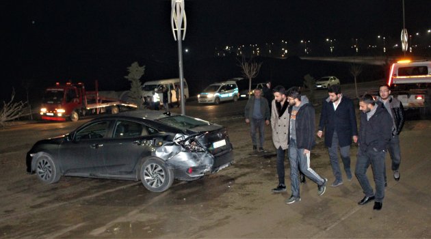Elazığ'da minibüs otomobile çarptı: 2 yaralı