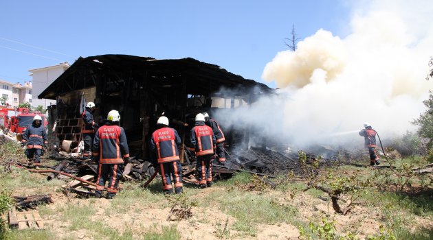 Elazığ'da yangın prefabrik evi kül etti