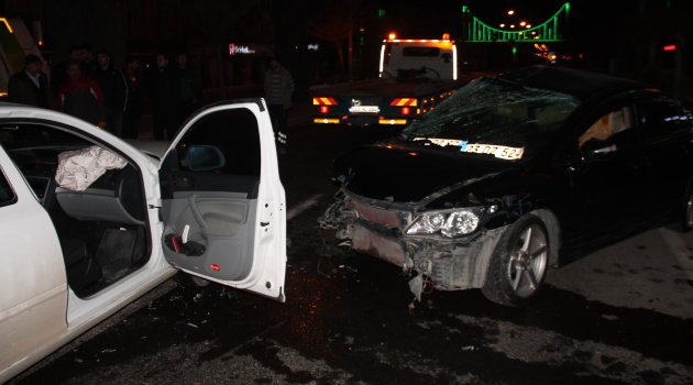 Elazığ'da 3 Otomobil Birbirine Girdi: 5 Yaralı