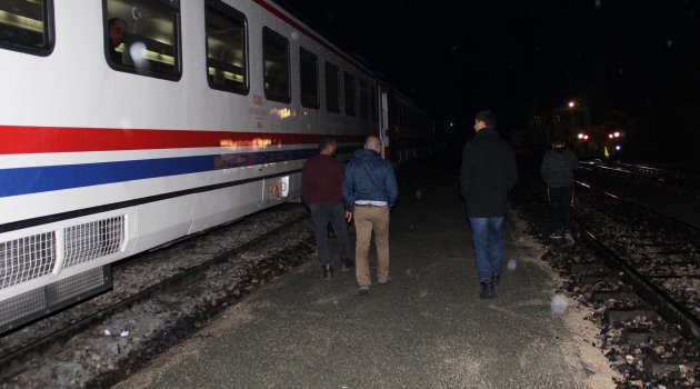 Elazığ'da duran 104 yolculu tren 10 saat sonra hareket etti