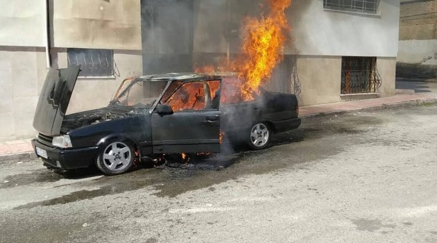 Elazığ'da otomobil yanarak kullanılamaz hale geldi