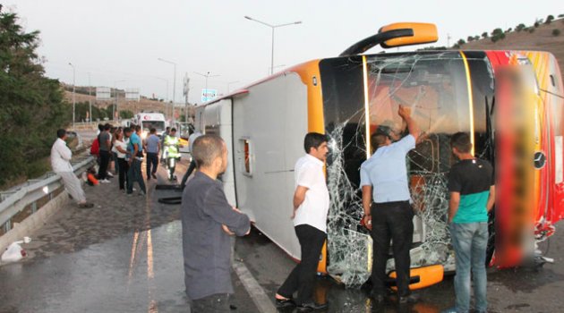 Elazığ'da yolcu otobüsü devrildi: 27 yaralı