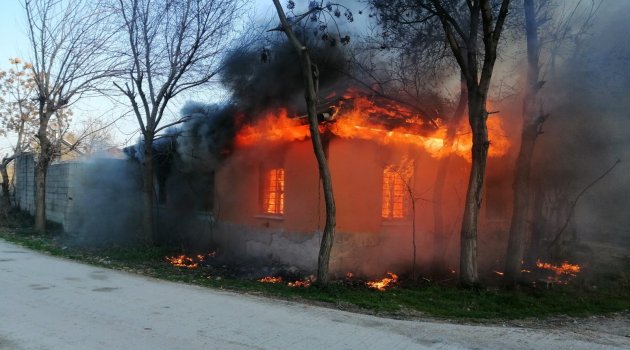 Elektrik kontağından çıkan yangın evi kül etti