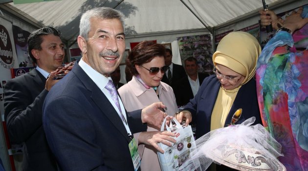 Emine Erdoğan Arapgir standını ziyaret etti