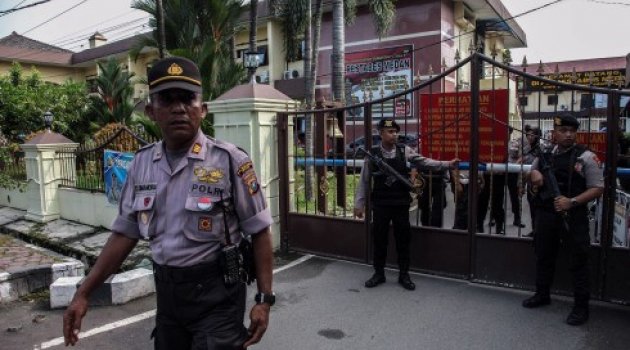 Endonezya'da canlı bomba saldırısı: 6 yaralı