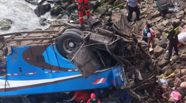 Endonezya'da otobüs devrildi: 27 ölü, 18 yaralı