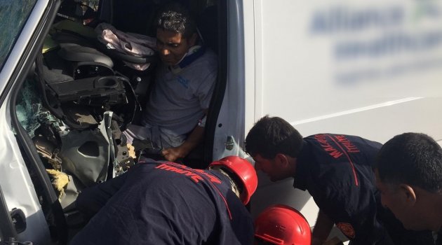 Tır ile minibüs çarpıştı: 1 yaralı