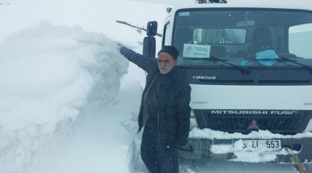 Erzurum'da kar insan boyunu geçti