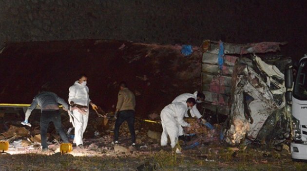 Erzurum'da dinamit yüklü kamyon devrildi: 2 ölü