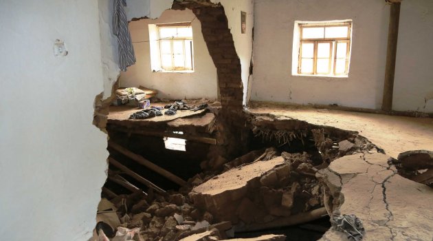 Ev çöktü 21 küçükbaş hayvan telef oldu