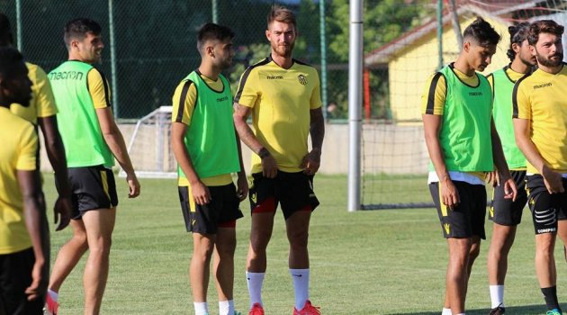 Evkur Yeni Malatyaspor'un yeni transferi kampa katıldı