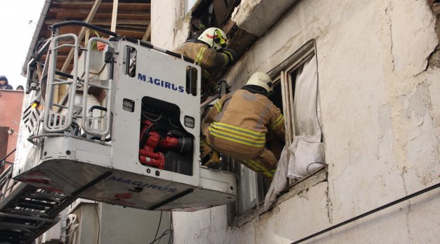 Fatih'te evin tavanı çöktü: 1 kişi kurtarıldı