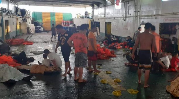 Filipinler'de yanan vapurdan 245 kişi kurtarıldı 3 kişi öldü