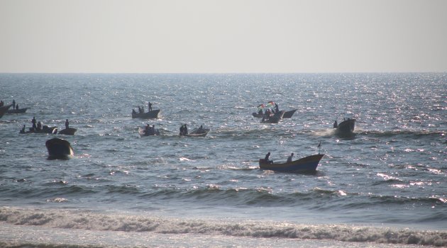 Filistinliler İsrail'in deniz ablukasını kırmak için denize açıldı
