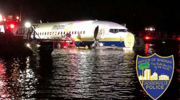 Florida'da uçak pistten kayıp nehre girdi