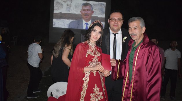Fotokampta nikah kıydılar