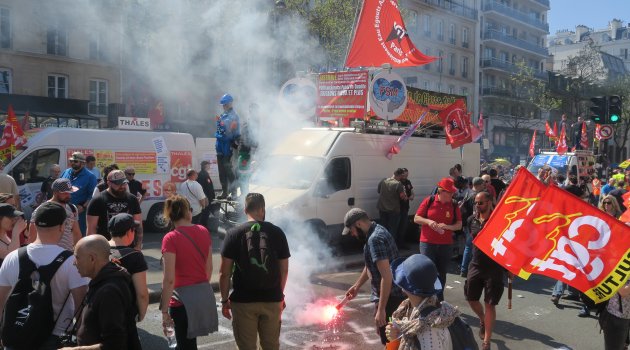 Fransa'da genel grev çağrısı sonrası binlerce kişi sokağa indi