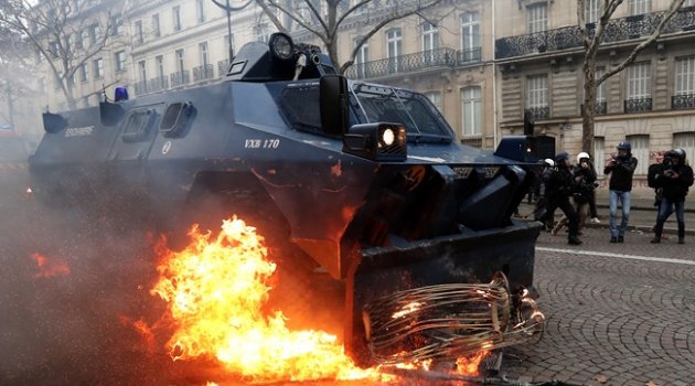 Fransa'da zırhlı araçlar ilk defa sokağa indi