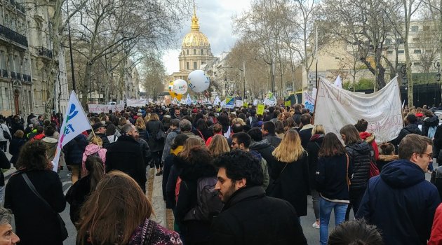 Fransa'da öğretmenler eğitim yasa tasarılarını protesto etti