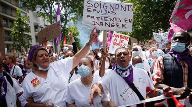 Fransa'da sağlık çalışanları yeniden sokağa indi