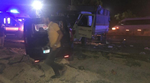 Gaziantep'te iki araç kafa kafaya çarpıştı: 2 yaralı