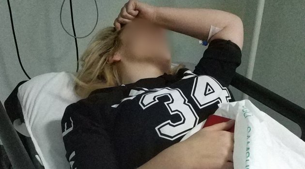Genç kadın babasıyla tartışan kardeşi tarafından kazara bıçaklandı