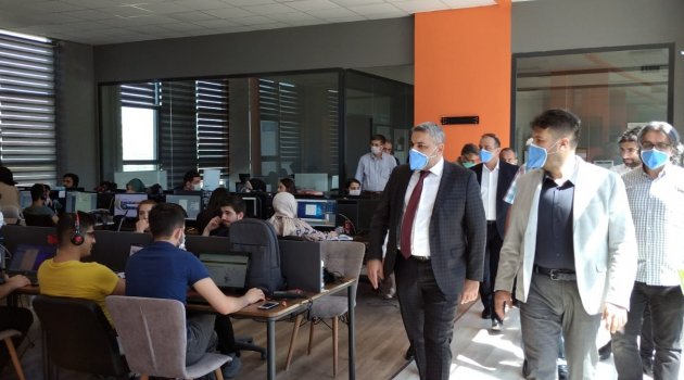 "Girişimci gençlerimizin yanındayız"