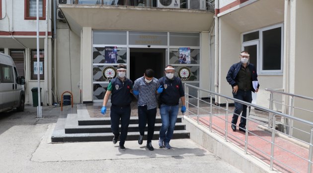 'Görevliyiz' diyerek hırsızlık yaptı!