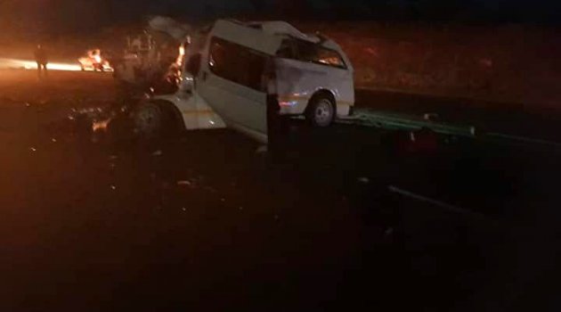 Güney Afrika'da minibüs kamyonete çarptı: 10 ölü
