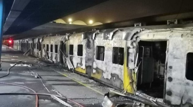 Güney Afrika'da tren vagonları alev alev yandı