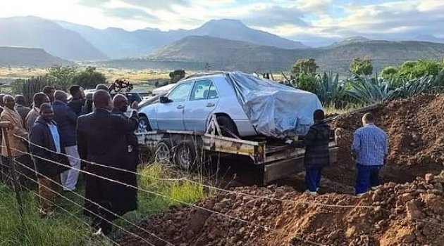 Güney Afrika lideri son yolculuğuna arabası ile uğurlandı