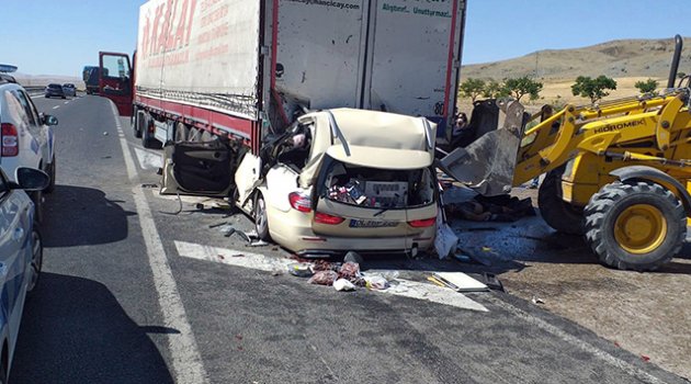 Gurbetçi ailenin otomobili tıra çarptı: 5 ölü