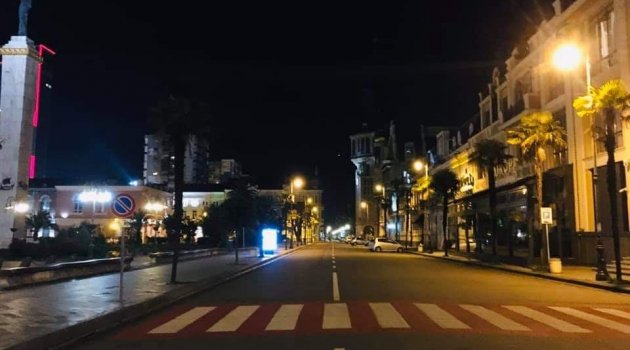 Gürcistan'da caddeler ve sokaklar boş kaldı
