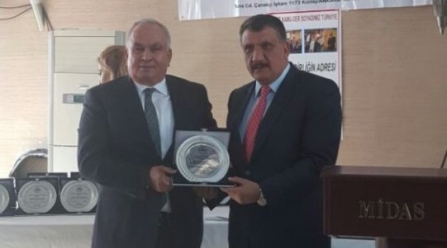 Gürkan 'Yılın İlçe Belediye Başkanı' seçildi