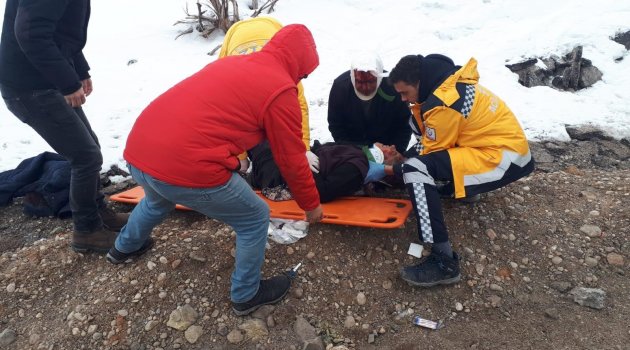 Hafif ticari araç devrildi: 3 ölü 1 yaralı