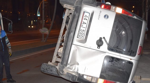 Hafif ticari araç takla attı: 1 yaralı
