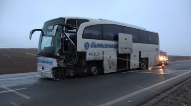 Hafif ticari araç yolcu otobüsüne çarptı: 1 ölü 1 yaralı