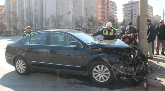 Hafif ticari araçla otomobil çarpıştı: 1 yaralı