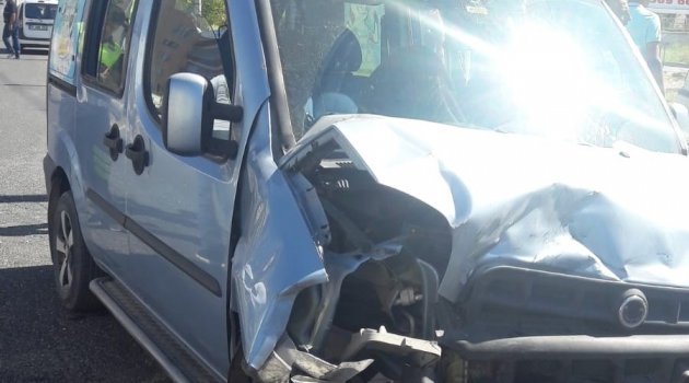 Hafif ticari araçla otomobil çarpıştı: 9 yaralı