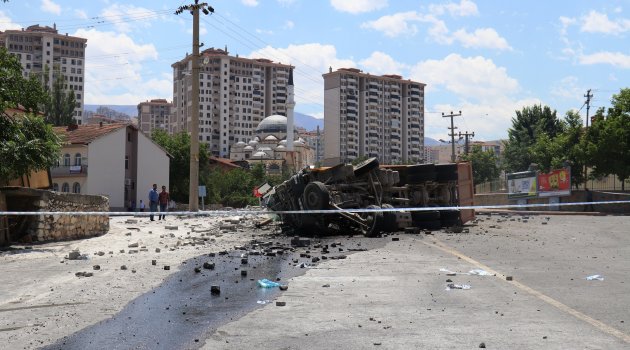 Hafriyat kamyonu devrildi: 1 yaralı