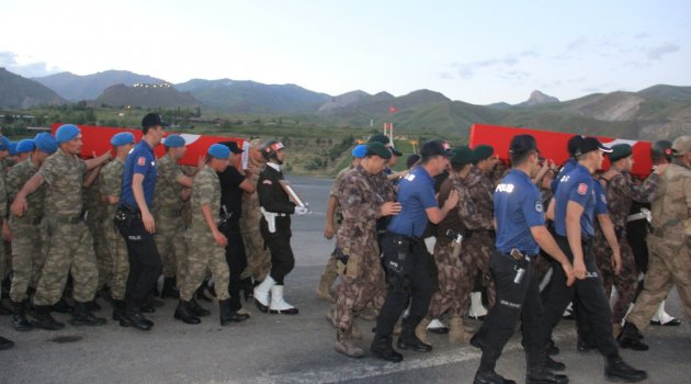  Hakkari'de şehitler için tören düzenlendi