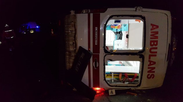 Hasta taşıyan ambulans kaza yaptı: 8 yaralı