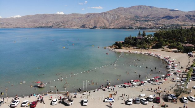 Tatilciler Hazar Gölü'ne akın etti!