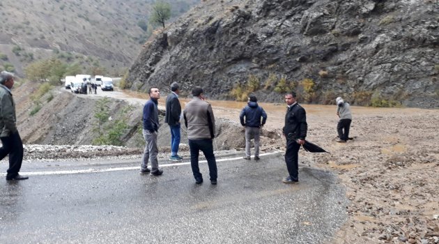 Heyelan yolu ulaşıma kapattı